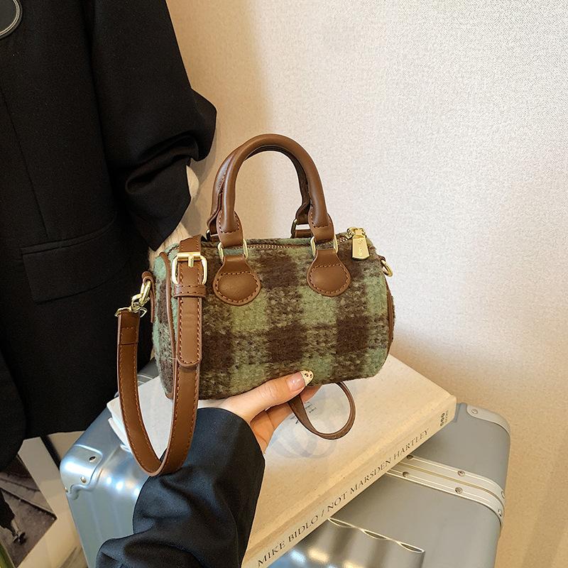 

Клетчатая шерстяная сумка женская 2025 супер горячая новая нишевый дизайн чувство одно плечо сумка-подушка кроссбоди сумка Бостон тренд зелёный