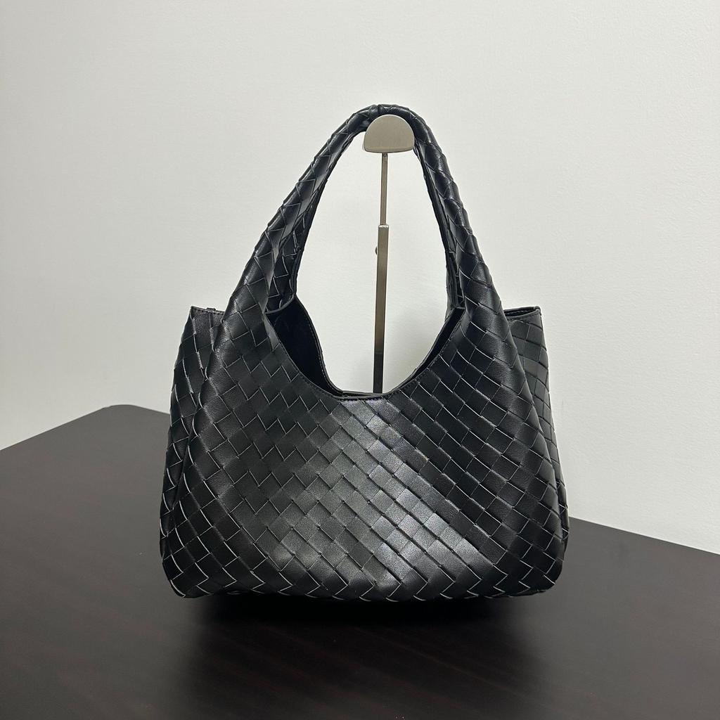 Hand-woven European and American Retro Texture Versatile Handbag Large Capacity Leisure Commuting Fashion Simple Tote Bag
