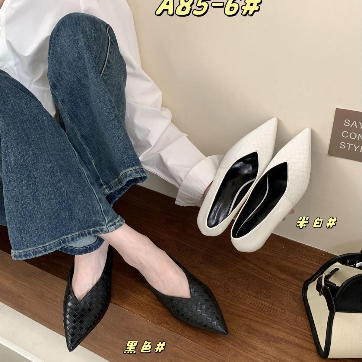 

2025 new French pointed one-word with plaid shallow mouth low heel low slope heel versatile OL women s single shoes 39 бежевый