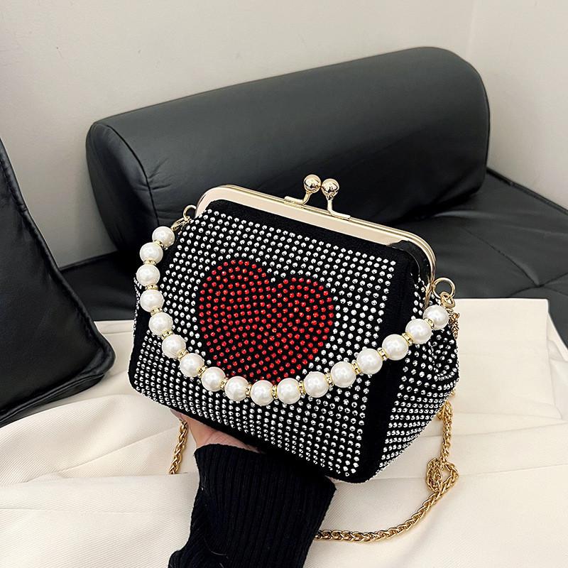 Trendy And Chic Pearl Handheld Shell Bag With Chain Shoulder Strap Ideal For Evenings