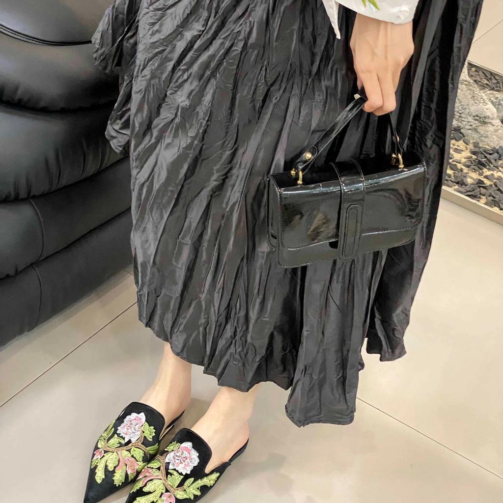 Fashion Women's Slippers and Ladies Sandals Embroidery Outside Slides Wholesale Cheap Liquidation Top Designs Pvc Shoe New Fashion Shoes