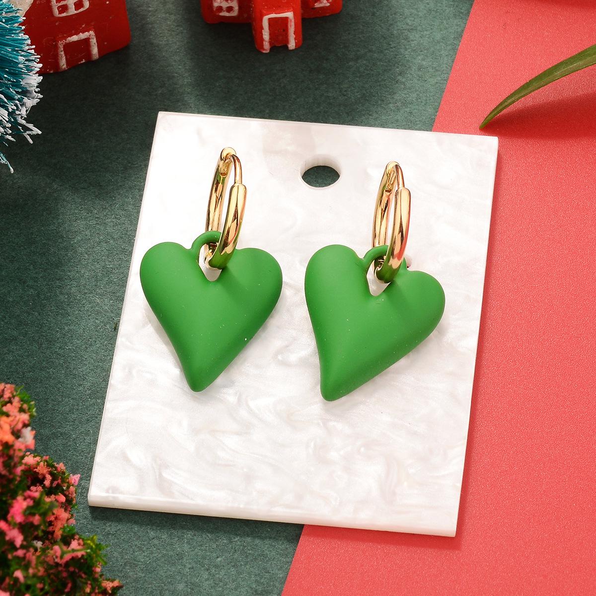 

Матовые серьги-сердечки персикового цвета: Винтажный рождественский дизайн для осени/зимы