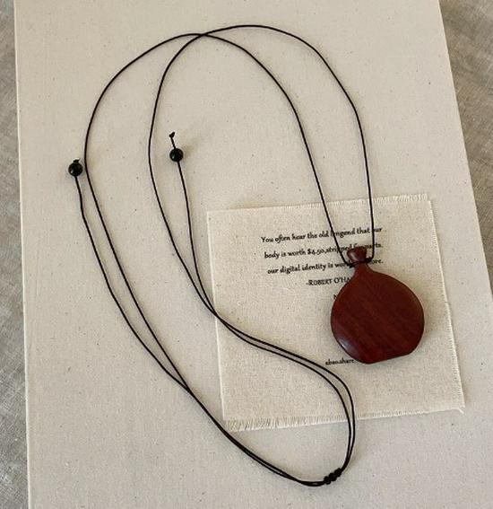 Retro Wooden Hip Flask Necklace: Versatile Choker & Sweater Chain Accessory for Women