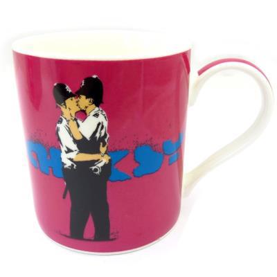 [Q8814] - Różowy kubek porcelanowy „Banksy” (całujący londyńskich policjantów) - 90x85 mm