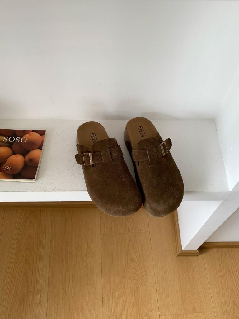 The small man has a thick sole to increase the height of the Mori literary style bag head and half slippers, and the woman wears ugly and cute leath