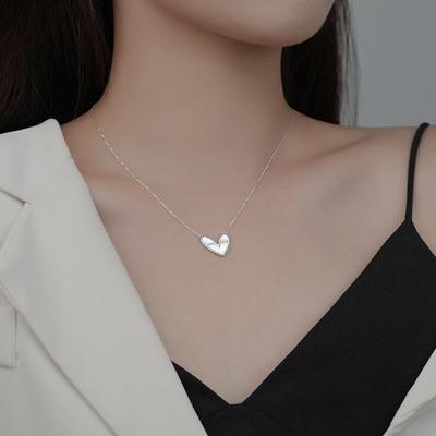 Hartvormige witte parelmoer sleutelbeenketting, koude stijl en veelzijdige stijl, modieuze schelp liefde hanger ketting voor vrouwen