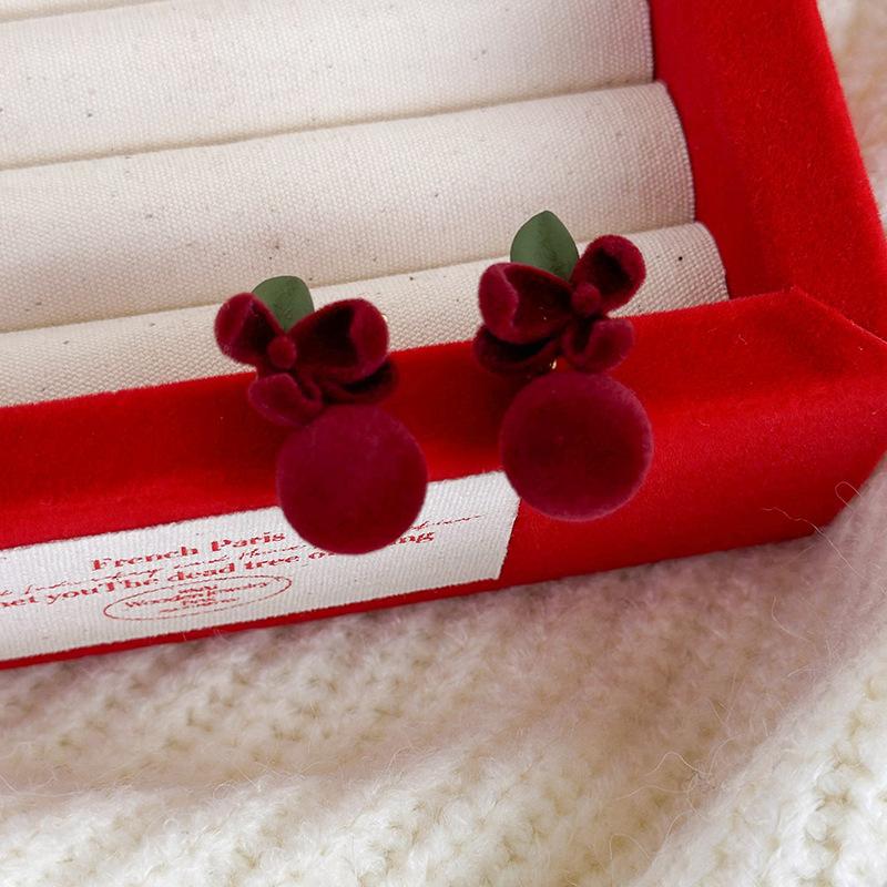 

Осенне-зимние новые флокированные трехмерные серьги с цветочными шариками, пара легких роскошных модных индивидуальностей с милыми серьгами красный