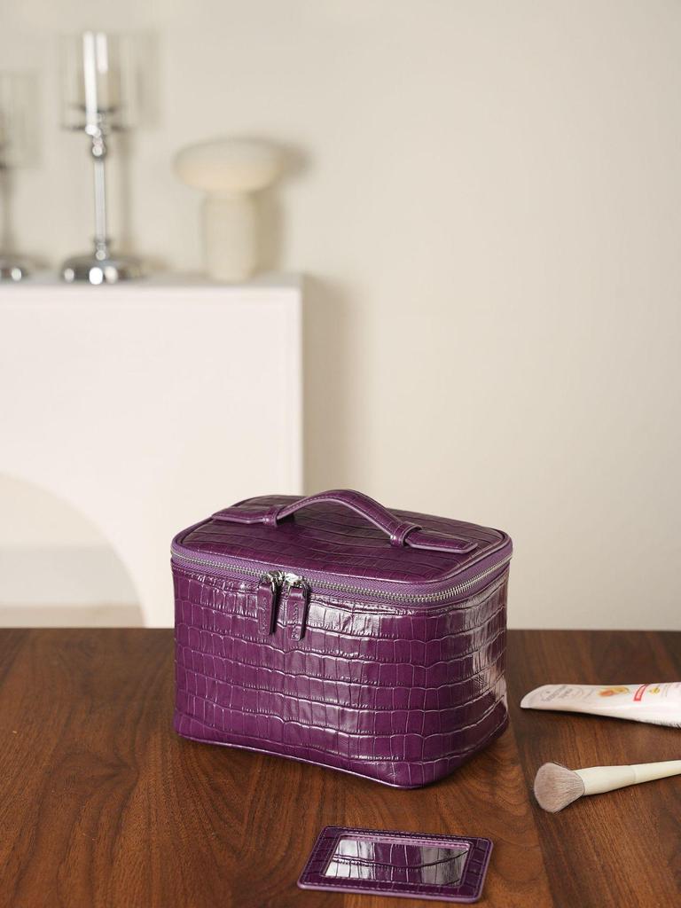 Crocodile Pattern Cowhide Makeup & Toiletry Bag: Portable, High-Capacity, Travel-Ready.