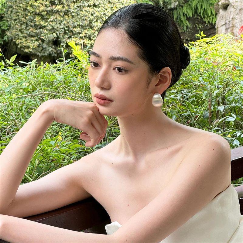 

Retro Exaggerated Water Drop Brushed Stud Earrings Heavy Industry Wide Surface Metal Earrings Accessible Luxury Special-Interest Design Artsy Earrings Retro wide face stud earrings