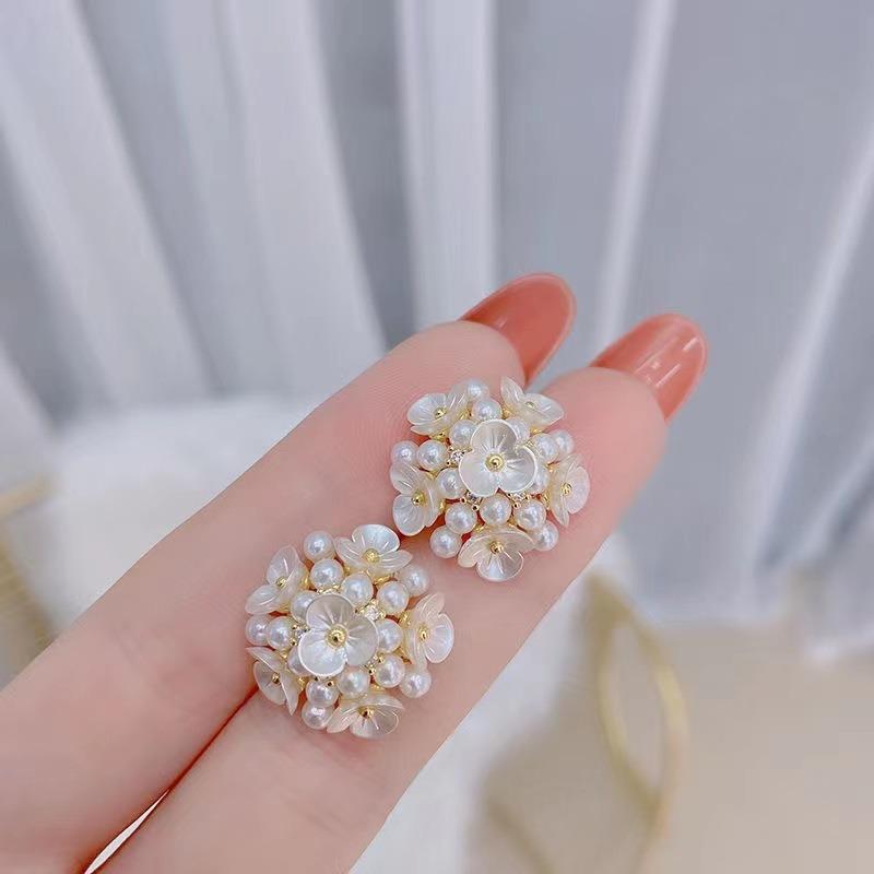 Korean Romantic Hydrangea Pearl Zircon Clip on Earrings for Woman Non Pierced Fashion Ear Clips Party Girl's Lady Jewelry Gift