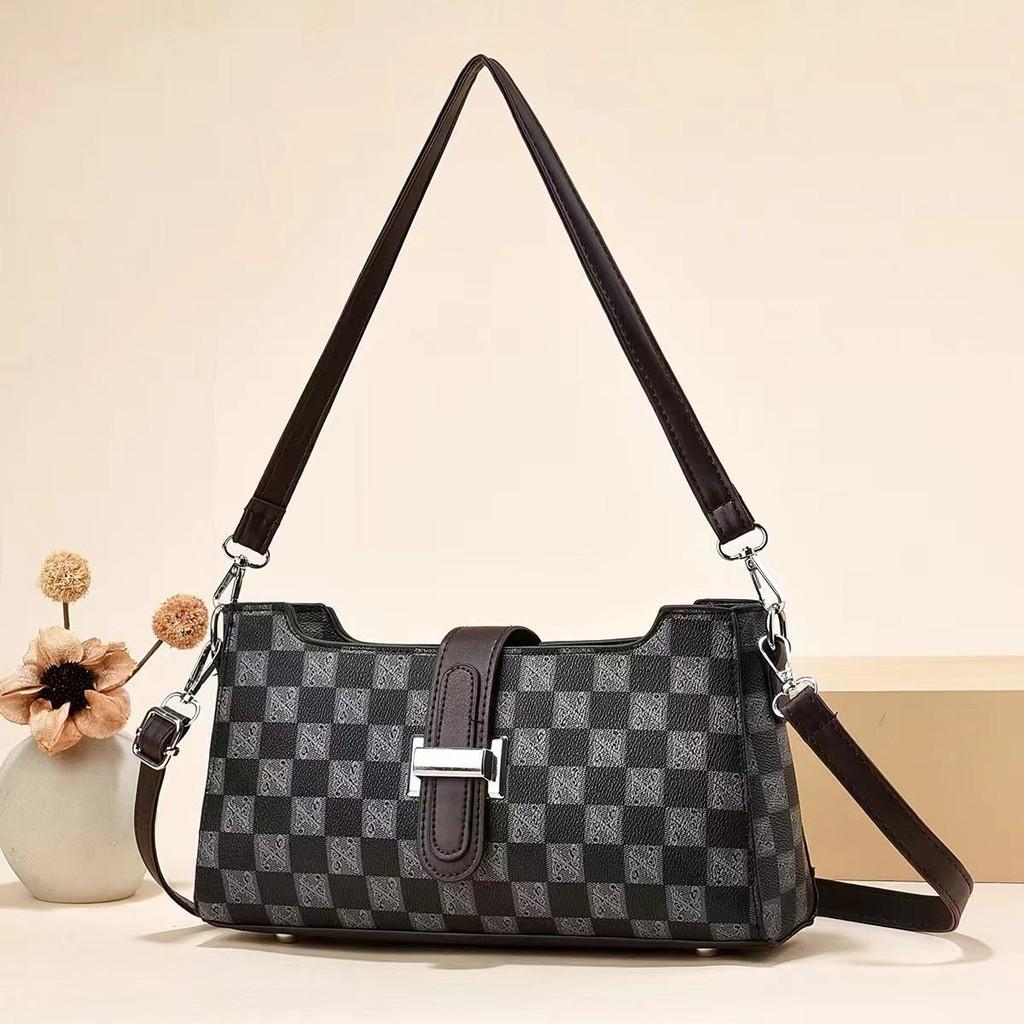 Stylish Black Pu Shoulder Bag For Women With Spacious Design And Trendy Check Pattern чёрный