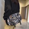 2024 Neue Street Herren- und Damen-Umhängetasche Großes Fassungsvermögen Bedruckte Schultertasche Koreanische Mode Studenten-Rucksack Aufbewahrungstasche