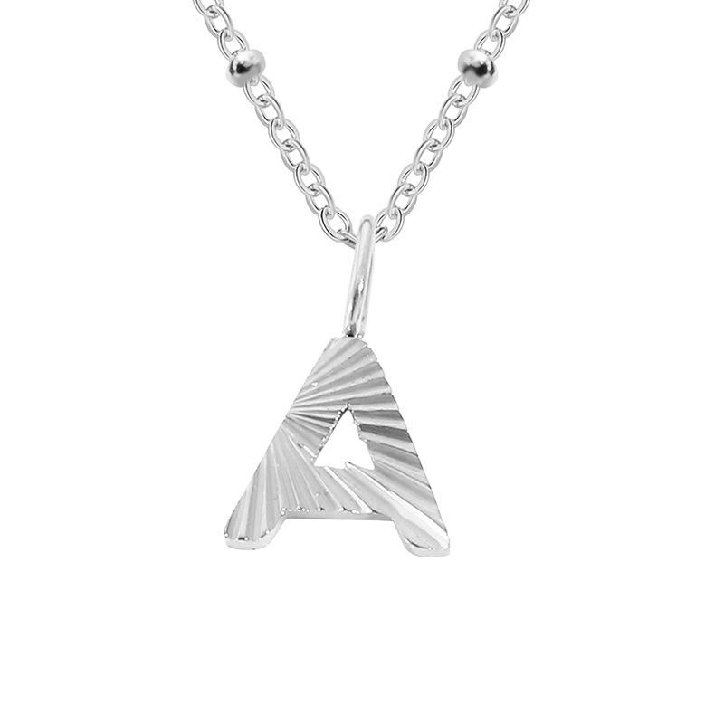 

улица. Женское ожерелье Delan из титановой стали с подвеской-буквой - Нишевый дизайн в стиле легкой роскоши.