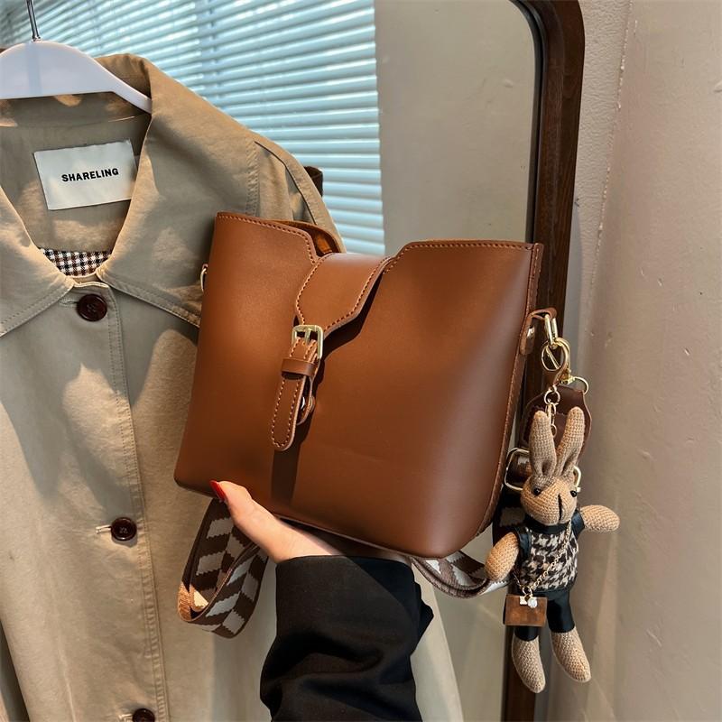 Niche fashion women's bags, popular bucket bags, wide shoulder straps 2025 new casual single shoulder Korean version of casual texture crossbody