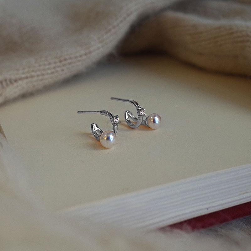 Korean Minimalist Geometric Pearl Stud Earrings for Women - Fashionable and Versatile