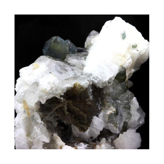 Pierres et Minéraux. Beryllonite, Fluorapatite, Albite. 626.5 ct. Linópolis, Minas Gerais, Brésil.