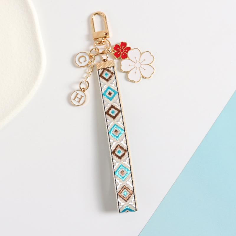 Милый клетчатый узорчатый брелок для ключей с модной буквенной цепочкой — фото 7
