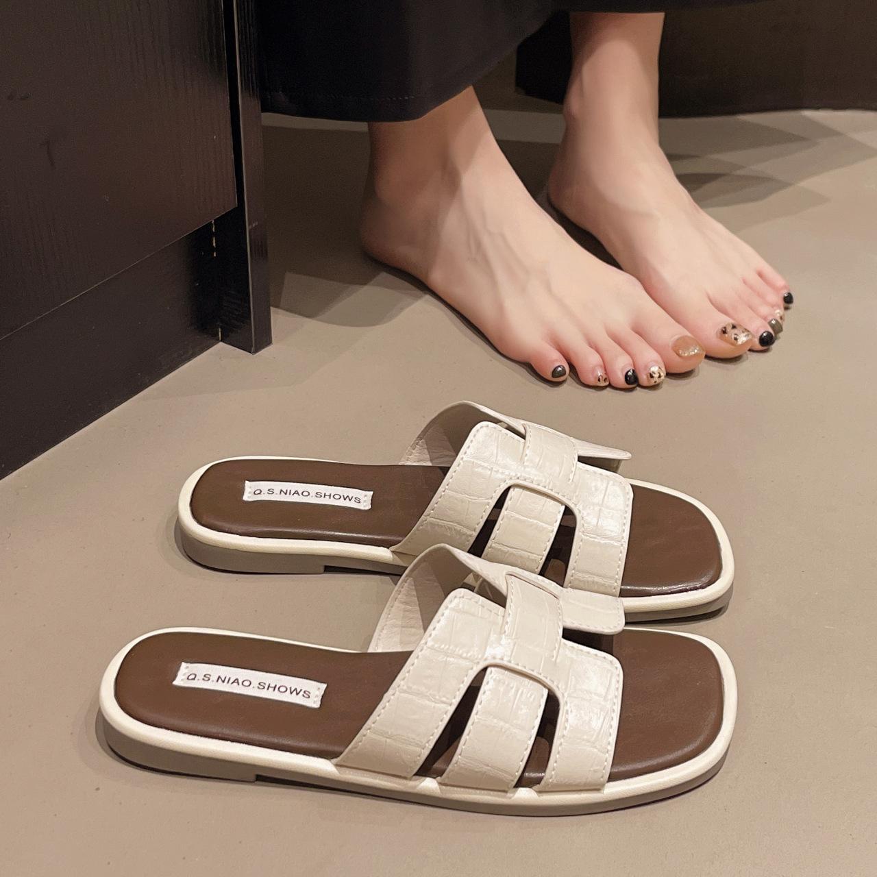 

Slippers women s outer wear 2025 new ins trendy spring summer cool slippers fashionable beach versatile flat bottom one-word 40