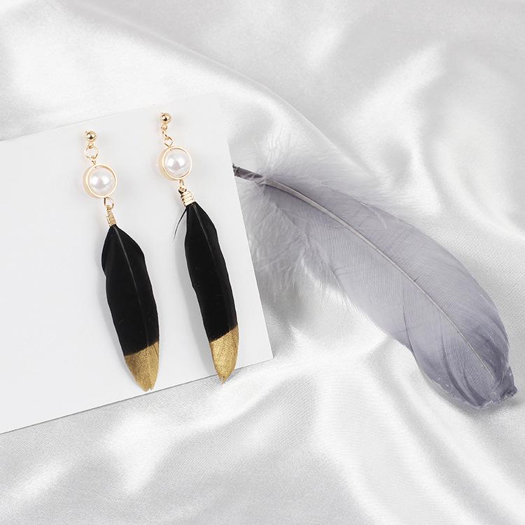

Fashion personality autumn and winter fringed feather pearl earrings ins niche cold wind earrings чорний