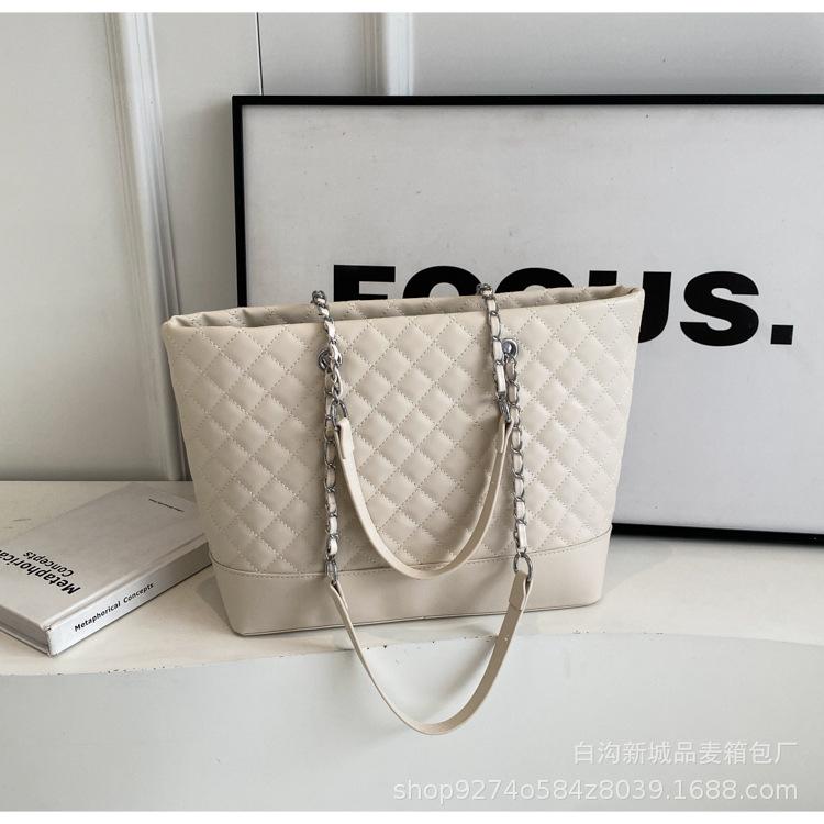 Bag Women's Large Capacity 2025 New Spring and Summer Fashion Diamond Shoulder Bag Women's Texture Popular Commuter Tote Bag