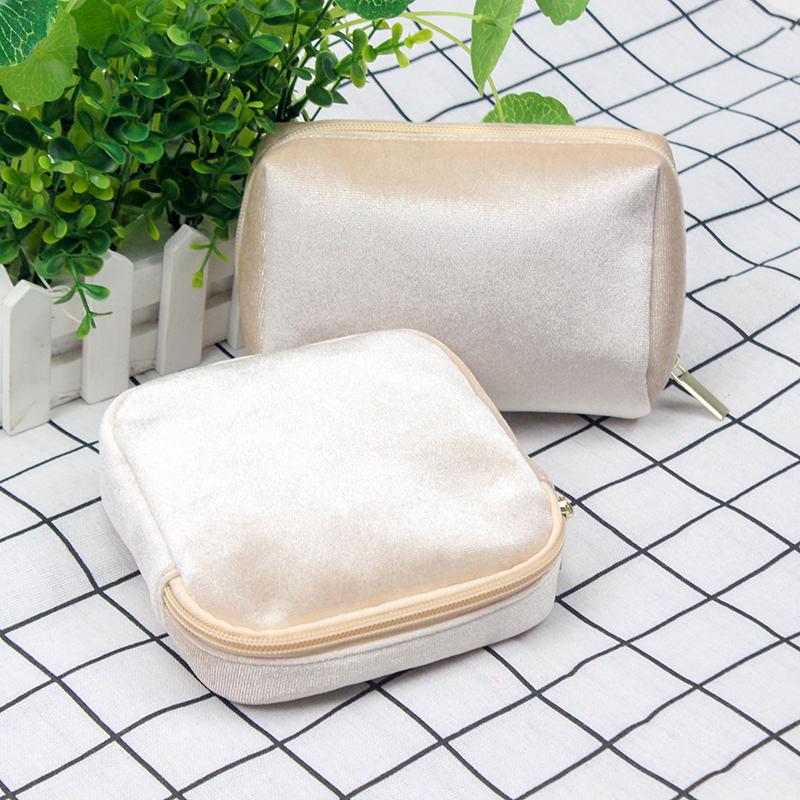 Designer Velvet Travel Cosmetic Bag with Embroidery Logo Custom Toiletry Pouch Bag for Promotion Travel Makeup Bag