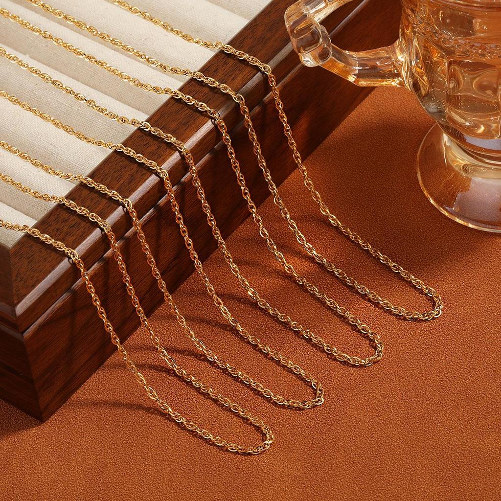 Koreanische minimalistische M-Schnalle Drehketten: Damenmode Vergoldete Titan Schlüsselbeinkette