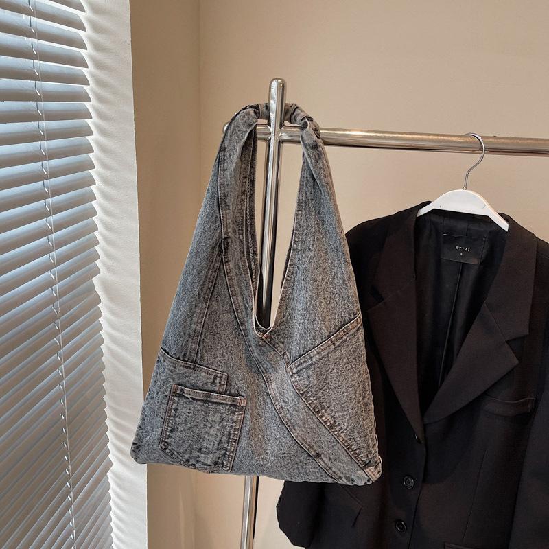 Повседневная сумка большой вместимости женская 2025 новая легкая нишевая дизайнерская сумка-тоут персонализированная сумка для поездок на работу ленивая на плечо