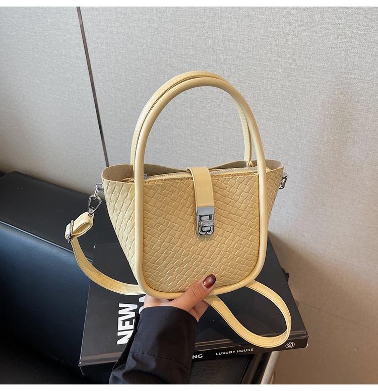 

Популярная сумка женская 2025 лето новая мода плетеный узор ручная сумка-ведро простая сумка-мессенджер для мамы и ребенка жёлтый