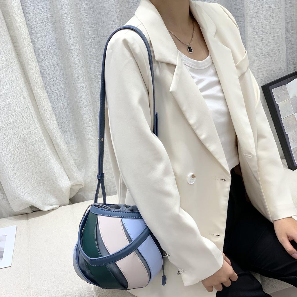 Women'S Pu Leather Balloon Bag Geometric Stitching Bucket Bag Cylindrical Shoulder Bag With Contrasting Color Premium