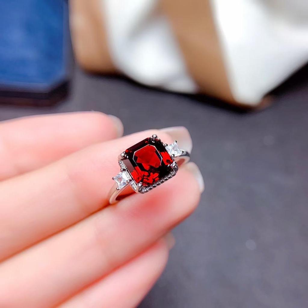 Luxuriöser quadratischer Edelsteinring in Rubin-Optik für Damen