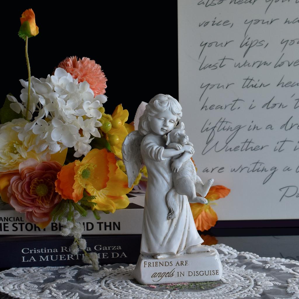 Elegante statua di angelo, scultura in resina realizzata a mano con ali, ideale per decorare la casa, il giardino, l'altare della chiesa, come regalo o ricordo commemorativo.