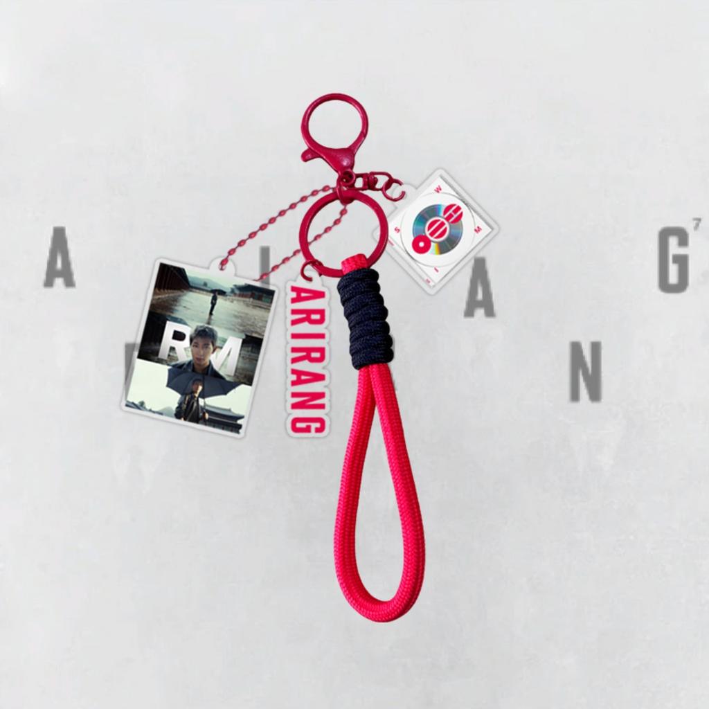 7 Stück BTS ARIRANG Thema Schlüsselanhänger, Bangtan Boys Foto Anhänger mit roter geflochtener Schnur, Kpop ARMY Fans Taschenzubehör, Kpop Idol Taschenanhänger für ARMY Fans