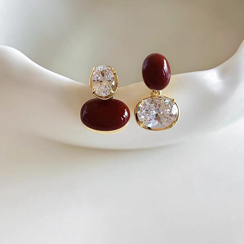 

Модные серьги-подвески для женщин красный