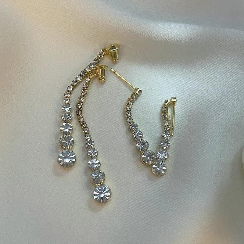 High-End Heart Tassel Earrings: Slimming, Long Dangle for Round Faces - Luxurious and Niche Design