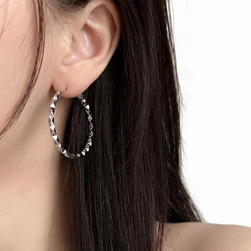Round geometric prismatic earrings, fashionable commuting, simple and versatile earrings, cold wind temperament earrings, women