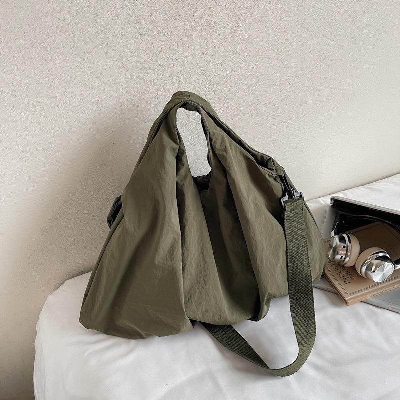 

Трендовая однотонная плиссированная сумка подмышку, простая для通勤, большая вместимость, летняя новинка, портативная сумка через плечо, повседневная сумка для покупок зелёный