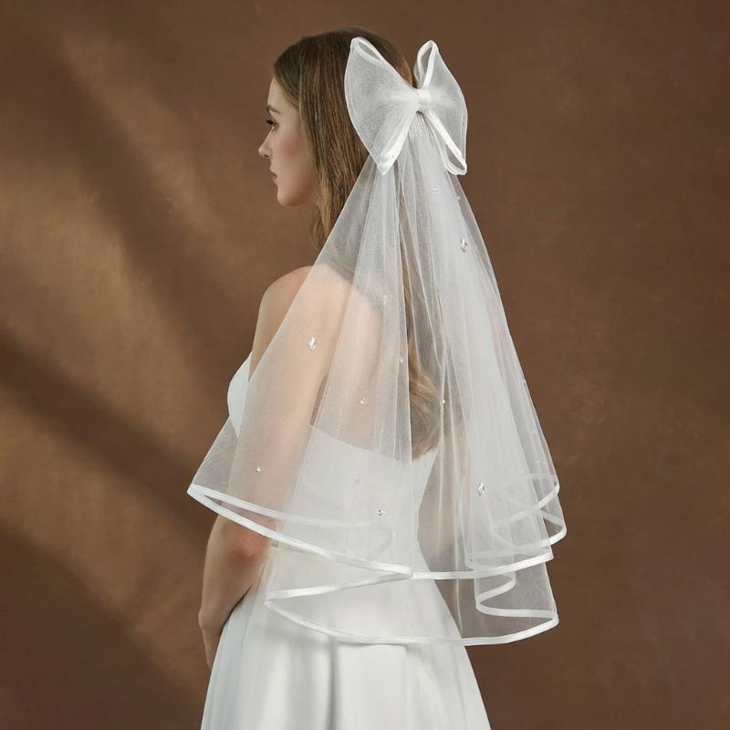 Romantische zweistufige Brautschleier mit Strass-Verzierungen und Haarkamm für die Hochzeitszeremonie, Brautfotografie, Kopfschmuck