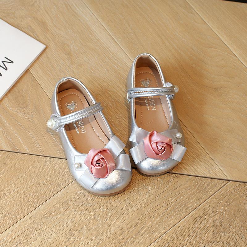

Girls small leather shoes round head Velcro medium children princess shoes single shoes flower dance shoes college style versatile 2025 23-25 yards FCL 30 pairs starting серебряный