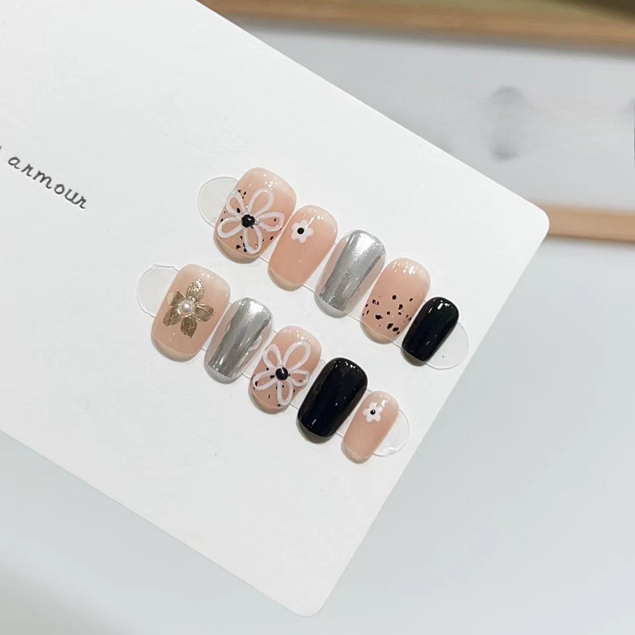 

Ручная работа Ручная работа Ручная работа Простой короткий маникюр Черное волшебное зеркало Расписанные вручную Маленький цветок Накладные ногти small S