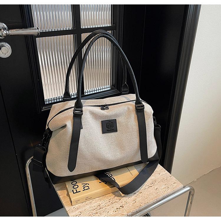 

Багатофункціональна дорожня сумка великої місткості. Нова універсальна сумка для поїздок із косою довжиною. Модна сумочка для відпочинку у спортивному стилі. чорний