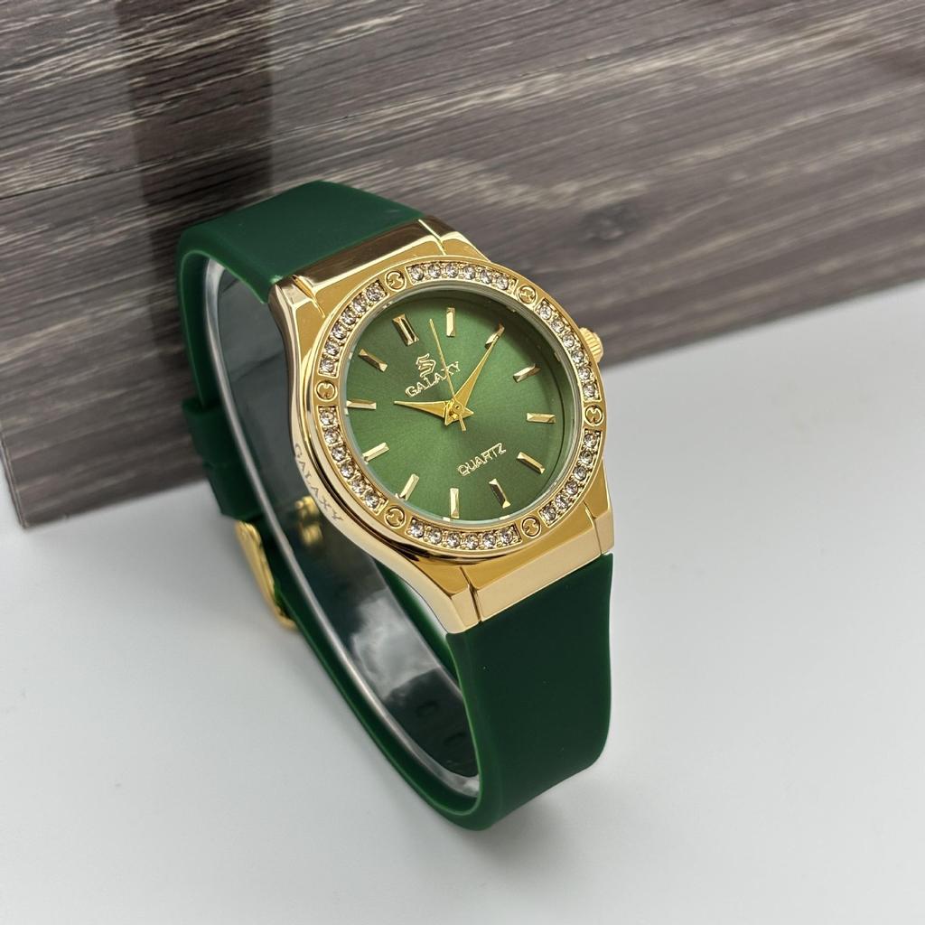 Elegant Men's Round Black Watch with Diamonds