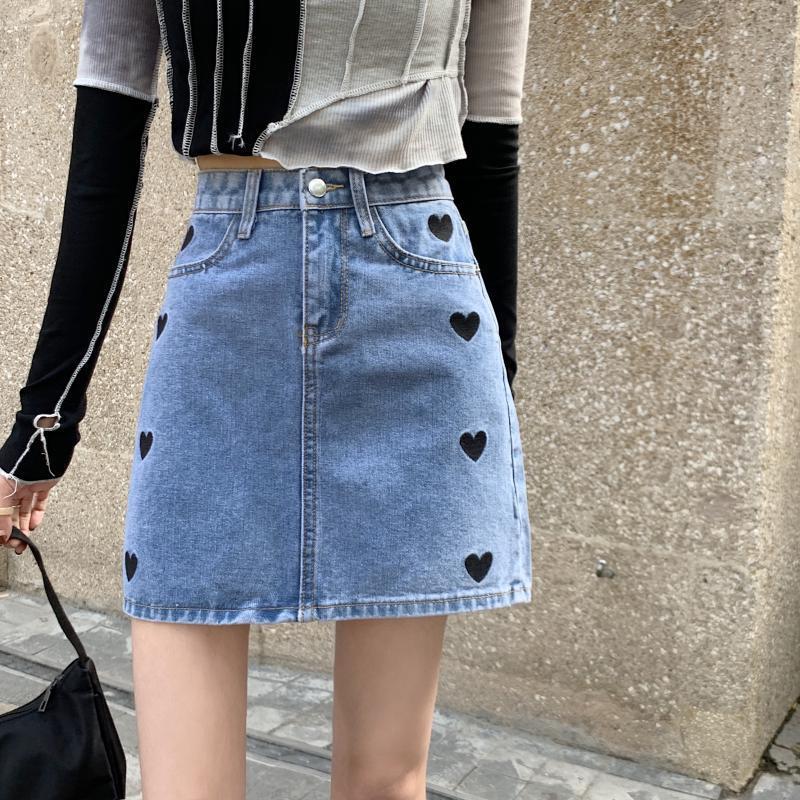 

Джинсовая короткая юбка с вышивкой Love, студентка, летняя юбка трапециевидной формы с высокой талией, подходящая полуюбка M синий