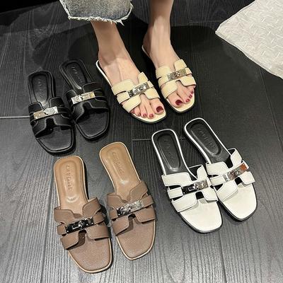 2025 Sommer neue Kleidung Drag Net Red Mode vielseitige Schuhe Ein Wort Explosion Strand mit coolen flachen Sohlen Hausschuhe Frauen