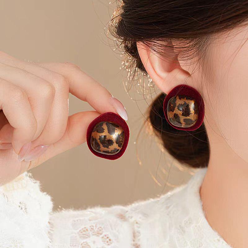 French Retro Leopard Print Stud Earrings - Flocked, Irregular, Light Luxury, Autumn/Winter High-End Ear Jewelry красный