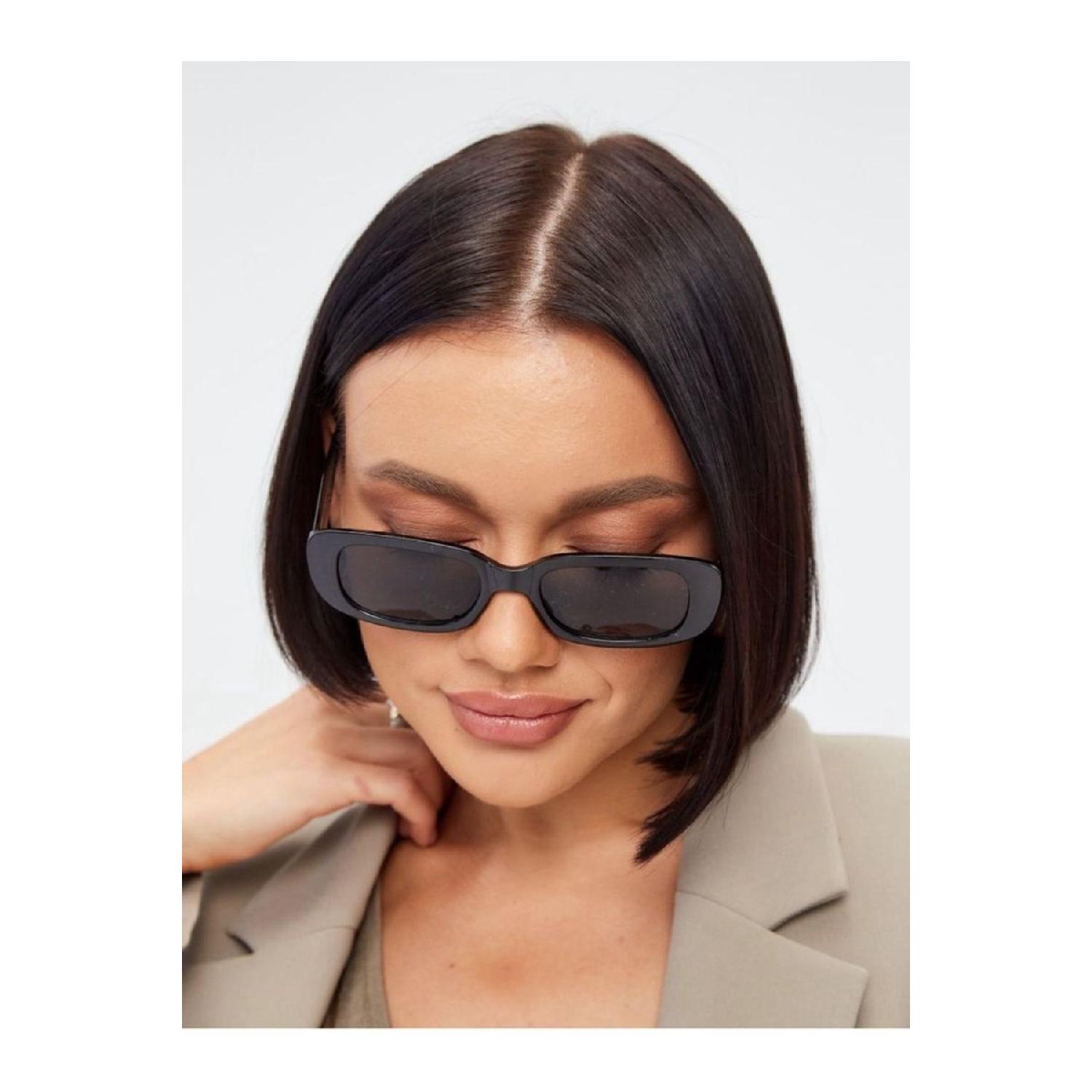 

Винтажные черные солнцезащитные очки в массивной оправе чёрный