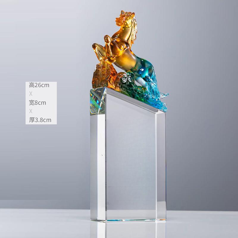 Gepersonaliseerde Paardvormige Hars Kristal Trofee Kleurendruk Prijs Sportprijs Uitstekende Werknemer Souvenir Woondecoratie 1St