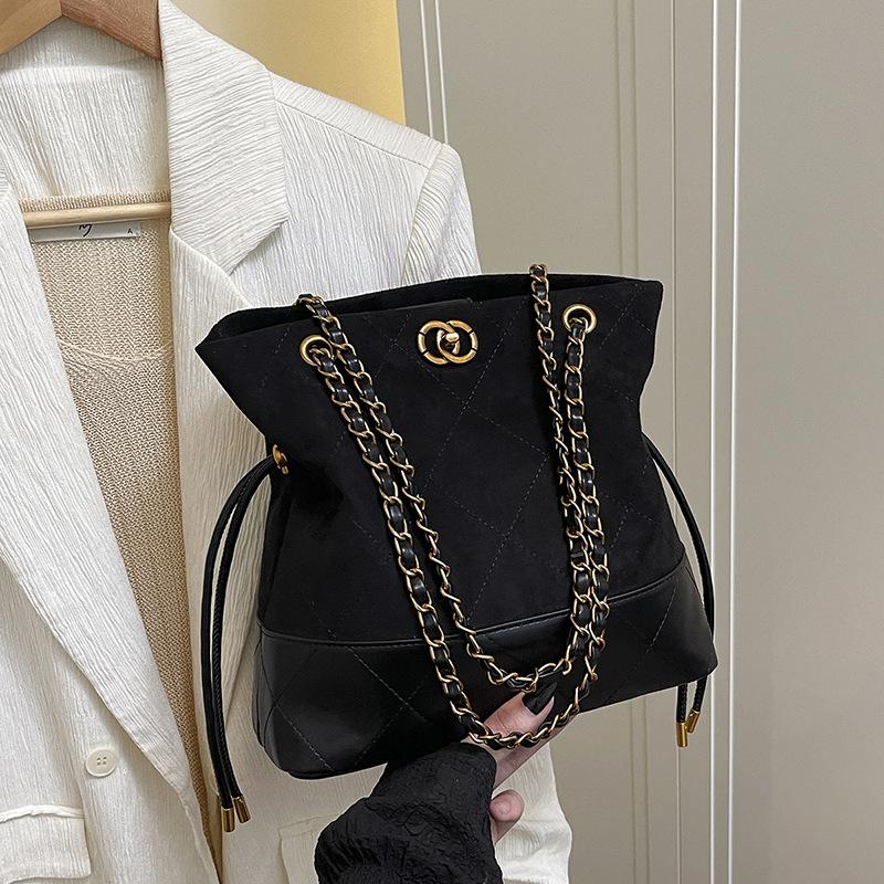 

Корейская версия сумки большой вместимости высокой ценности женская 2025 новая сумка-ведро на цепочке модная дорожная сумка через плечо под мышку чёрный