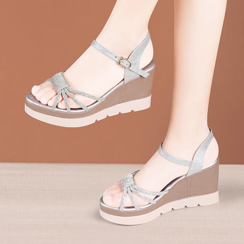 

8 см Маленький размер 33-43 Удобные сандалии со стразами Летняя обувь на платформе 2025 Женские туфли на высоком каблуке Клинья Сандалии для офисной вечеринки 43 серебряный