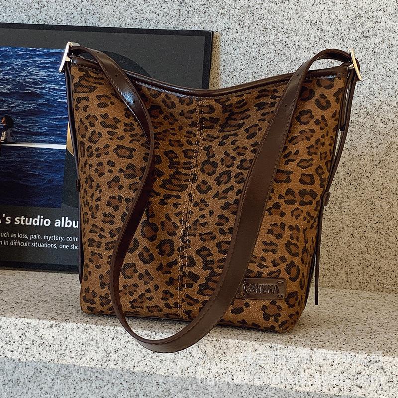 Niche design new leopard print fashion bucket bag 2025 women's high-end sense simple and exquisite shoulder messenger bag