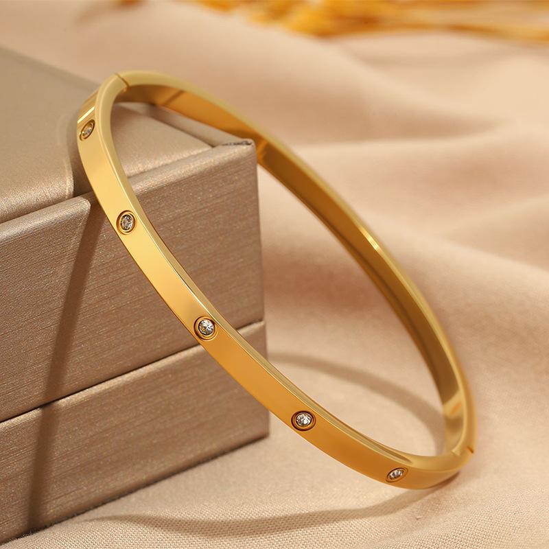 Hot-selling titanium steel bracelet, girls' high-end sense of fashion, popular light luxury in Europe and the United States, Gypsy star love diamond